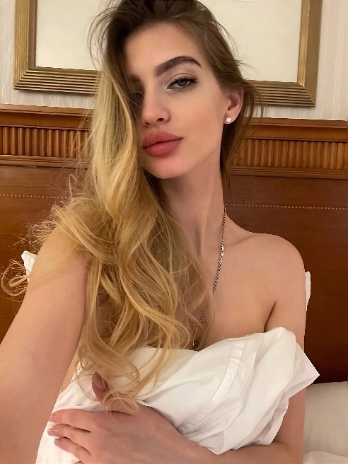 Каждое моё движение сегодня создано для тебя. 😏💋 Я хочу, чтобы ты наблюдал за мной, чувствовал, как я приближаюсь, как моё желание охваты...