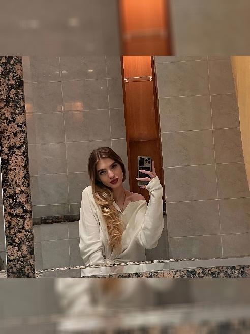 Каждое моё движение сегодня создано для тебя. 😏💋 Я хочу, чтобы ты наблюдал за мной, чувствовал, как я приближаюсь, как моё желание охваты...