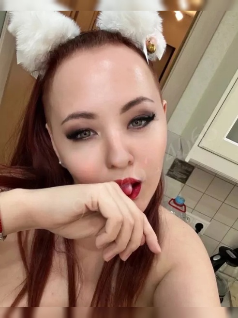 Сочная девочка с аппетитными натуральными формами и юрким язычком! Фанатка анального секса и порноактриса😍